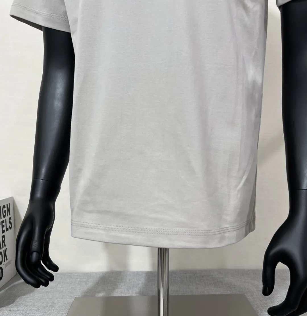P140 Stone Island/Stone Island classic official website is on sale; small logo embroidery and pressed round neck short-sleeved T-shirt, strictly control the size of the logo, neat and clear letters, and the details are consistent with the original version; the original 240g double yarn 100% cotton fabric is selected; the upper body is simple, beautiful and very durable, with three-needle stitching and high-standard workmanship, with complete three-label details, high-temperature washing, soft fabric, better breathability, no shrinkage or deformation after washing, versatile style Match as you like, European size version, colors: black, dark gray, lilac gray, white; sizes XS-L, (L can wear up to 200 pounds)